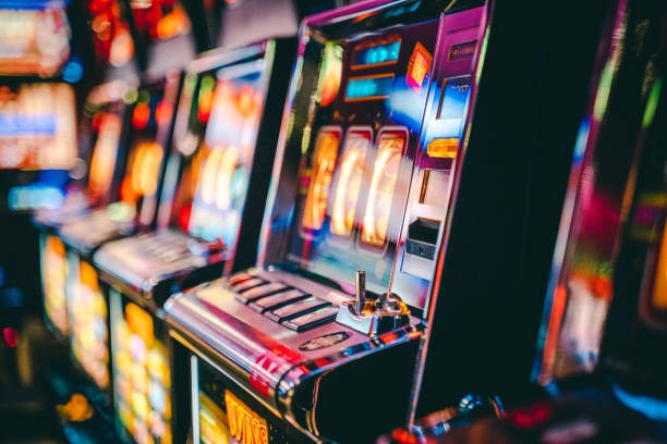 Live match scoreboard with Cash Out offer displayed on maxwin slot platform